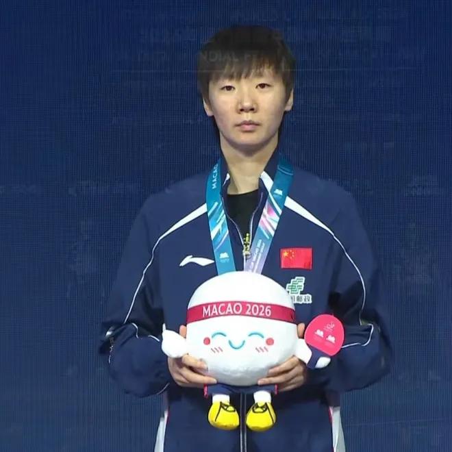 大家发现没?网上现在有两种声音吵得不可开交一边说曼昱为莎莎扫雷牺牲了，一边说