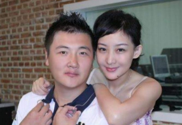 2009年，47岁的孙楠喜欢上了主持人潘蔚，决定要跟结婚9年的买红妹离婚，没想到