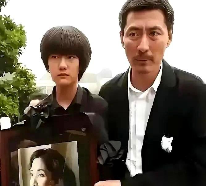 这是一段关于演员张子健和前妻李婷的陈年旧事。在一张旧照里，那个已经重组了家庭的