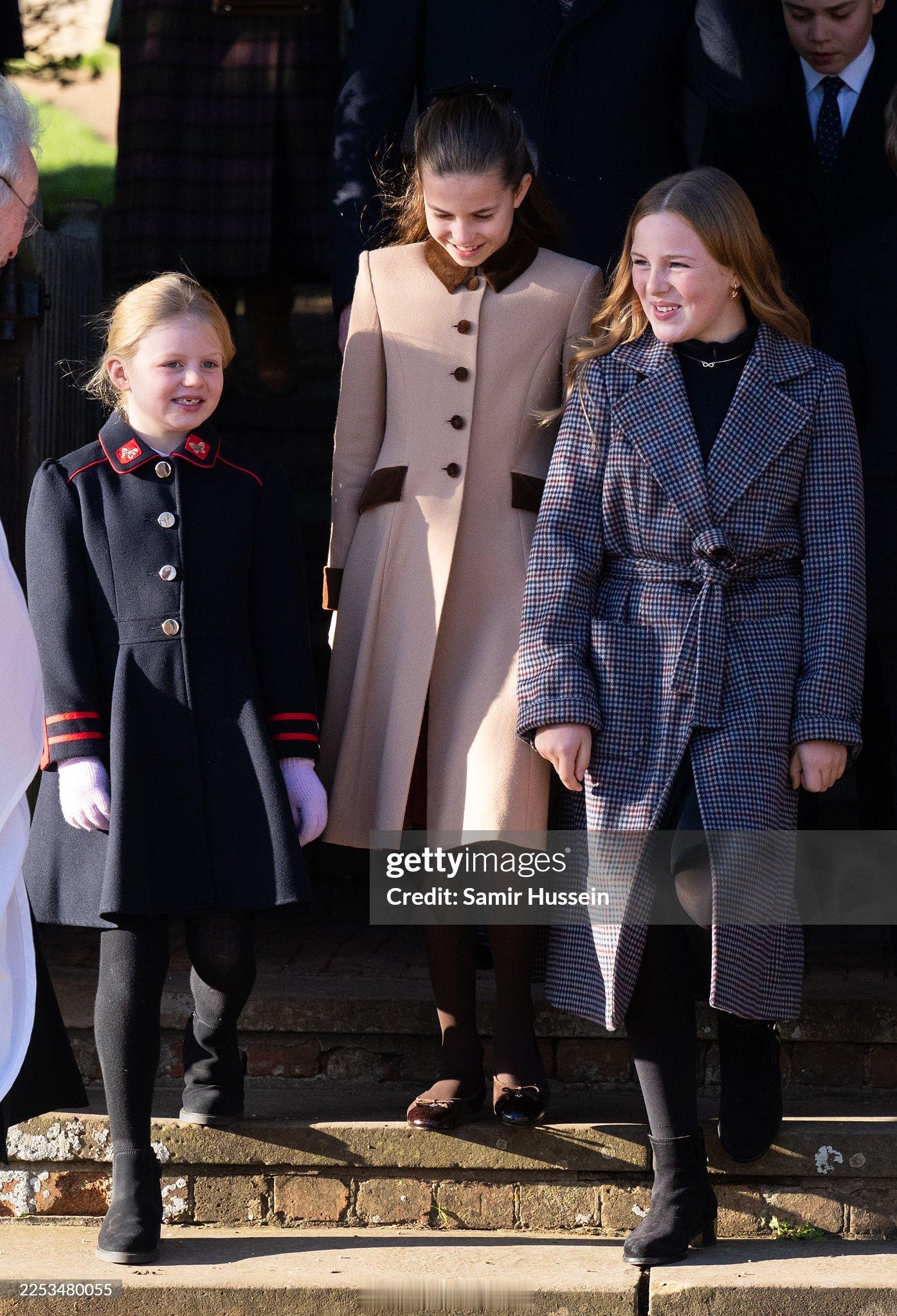 夏洛特公主今年MiaTindall还是和威尔士夏洛特公主一起走出教堂，多了