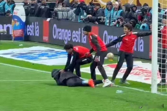 非洲杯决赛的毛巾抢夺战，摩洛哥真的是脸都不要了。非洲杯决赛，裁判多次黑哨偏袒摩