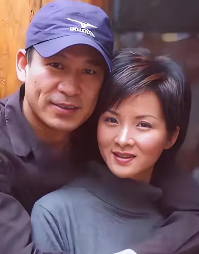 2000年，27岁的谢兰嫁给大自己11岁的师小红，两人约好丁克，不要孩子，因为她