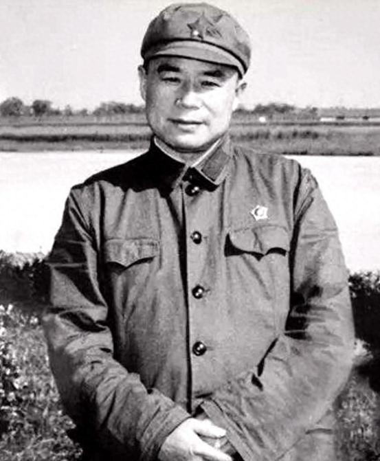 1945年，刘伯承跟他说：跟我走吧，这里没仗打！后成二野扛大旗的【1945年8