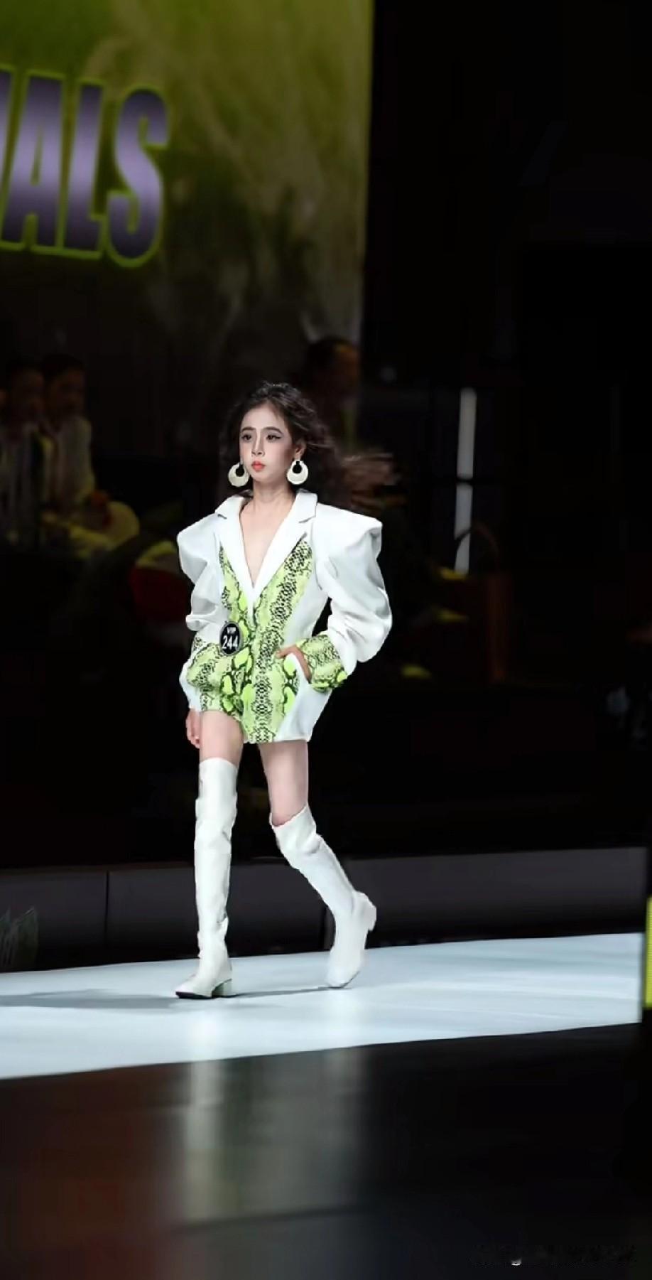 哈哈我这嘴没把门的！看到童星长大总有种穿越感，明明是8岁小孩子，身体却透着