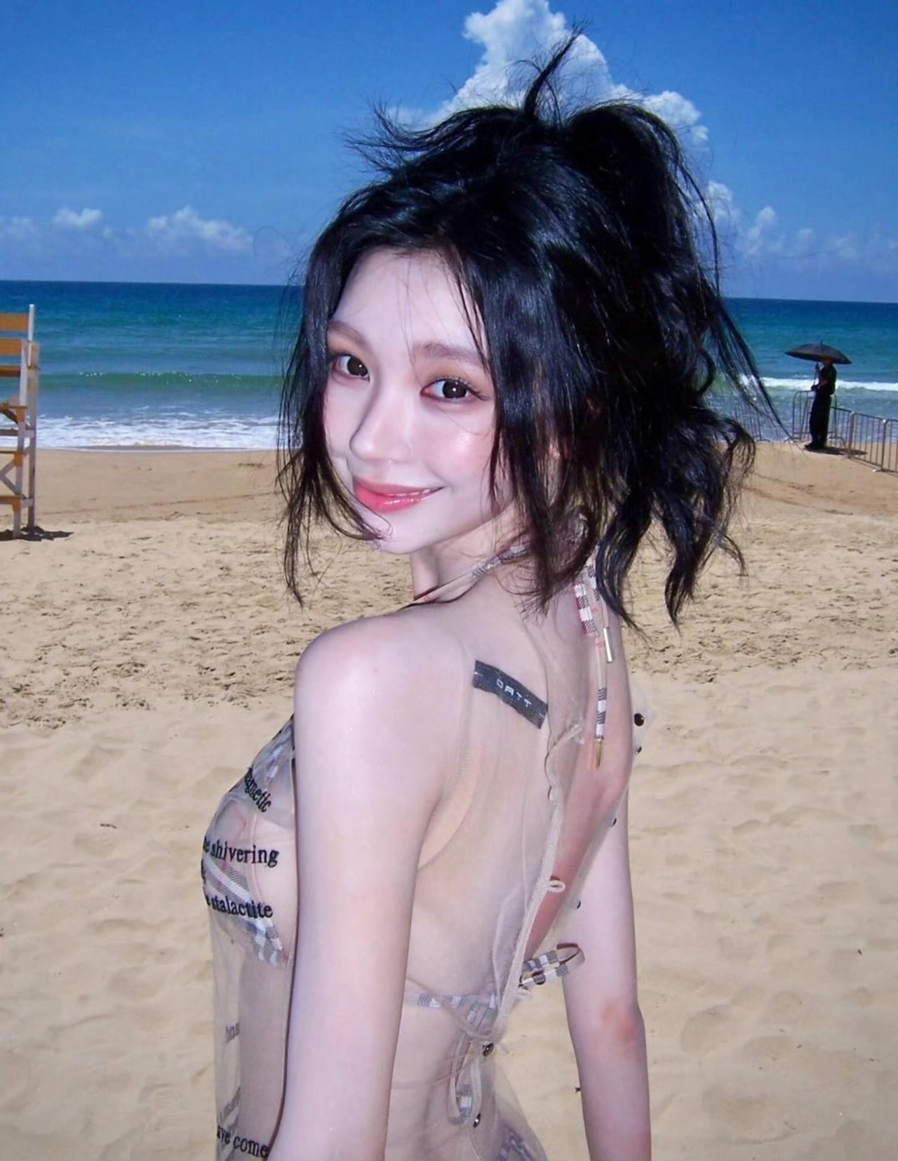 别看易梦玲年龄小，感情生活还挺丰富，6月和王勉在一起，11月和胡彦斌在一起。