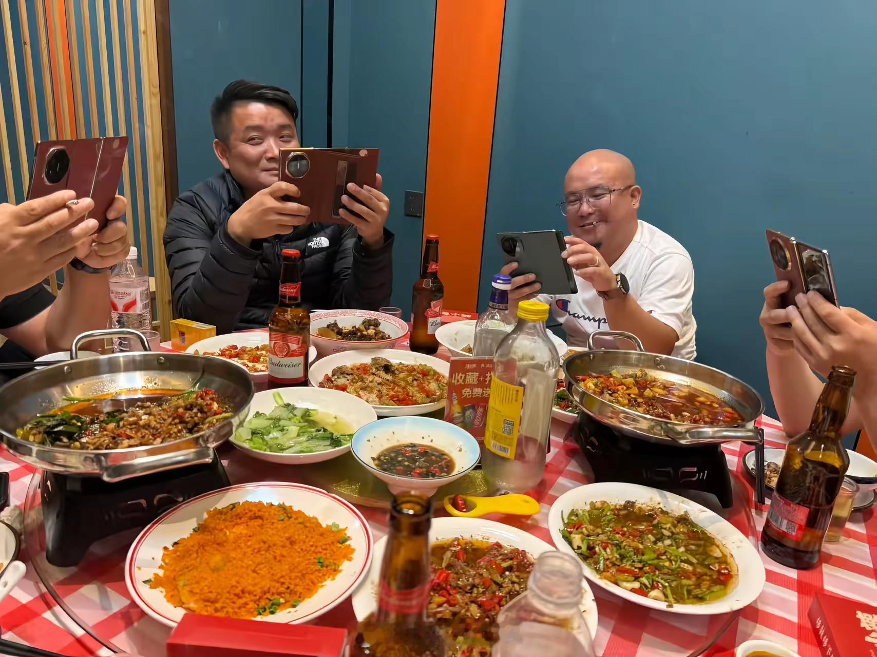 这就是高端饭局吗，个个都在用折叠屏