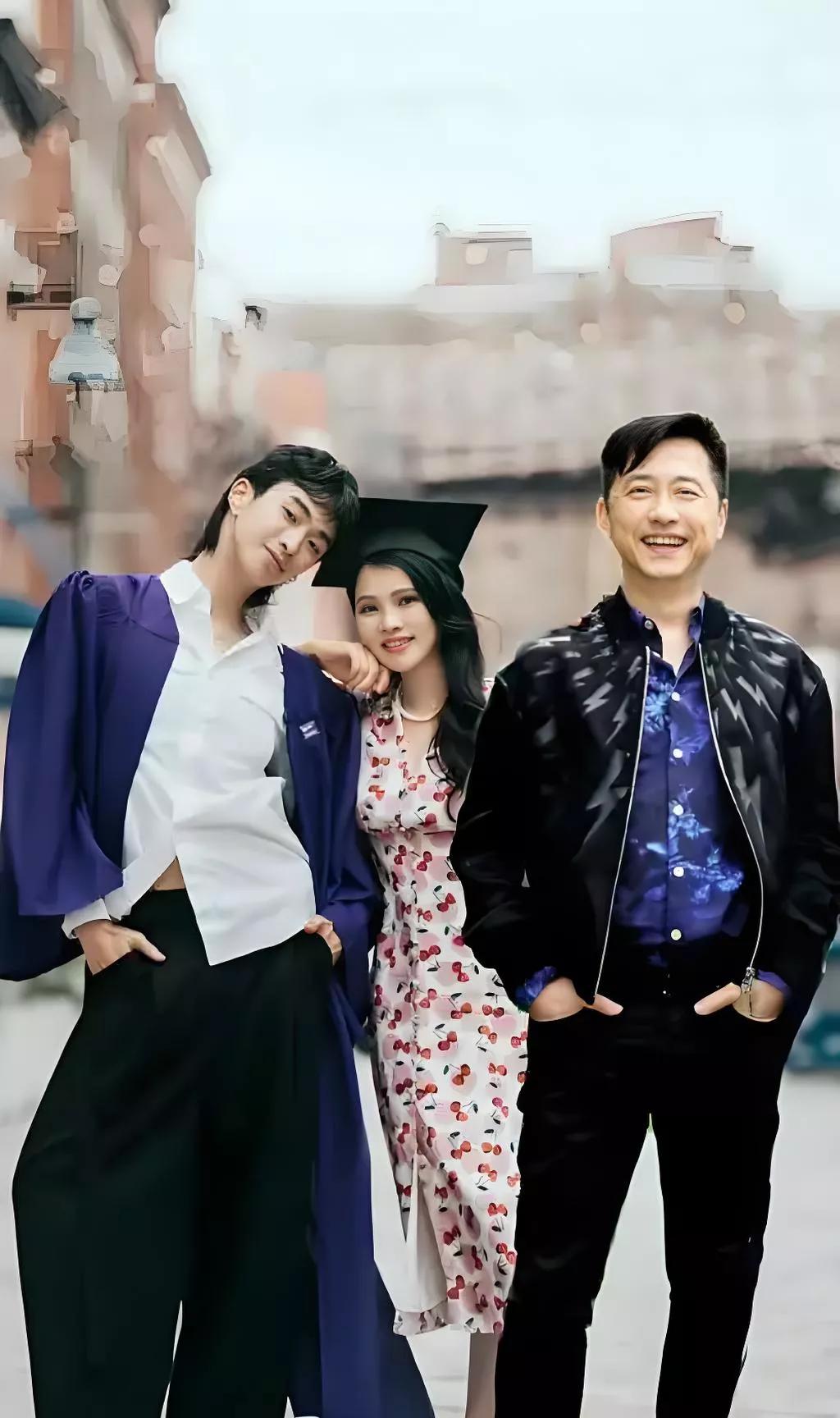 伊能静对儿子恩利说，“你爸爸的人品非常非常好，他对任何人都特别的和善！有一句话叫