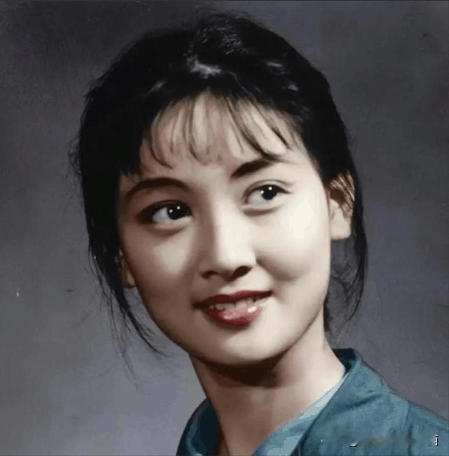 她好美啊，一双大眼睛是灵动的美，还有这满是胶原蛋白的皮肤，嫩的都能掐出水，这样的