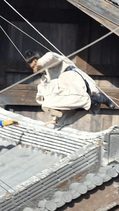 男宝妈又发力了，iejj因为成毅拍威亚戏绊了一下又出警爱奇艺了，连屠好几条陈晓