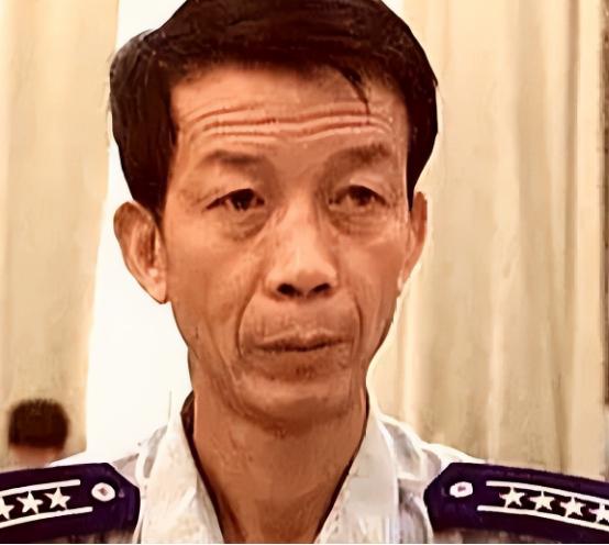 1996年，我国试飞员邹延龄出国试飞飞机，酒会上，一位外籍美女与他“搭讪”，让他