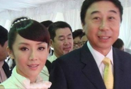 2004年，冯巩刚到家就收到一条短信：“有个叫张梦的，说你跟她有不正当关系，还有