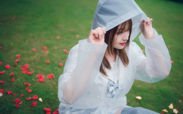 一个女人生理性喜欢你，会有的表现：1、眼神妩媚，忍不住看你，比如你说话，她会盯