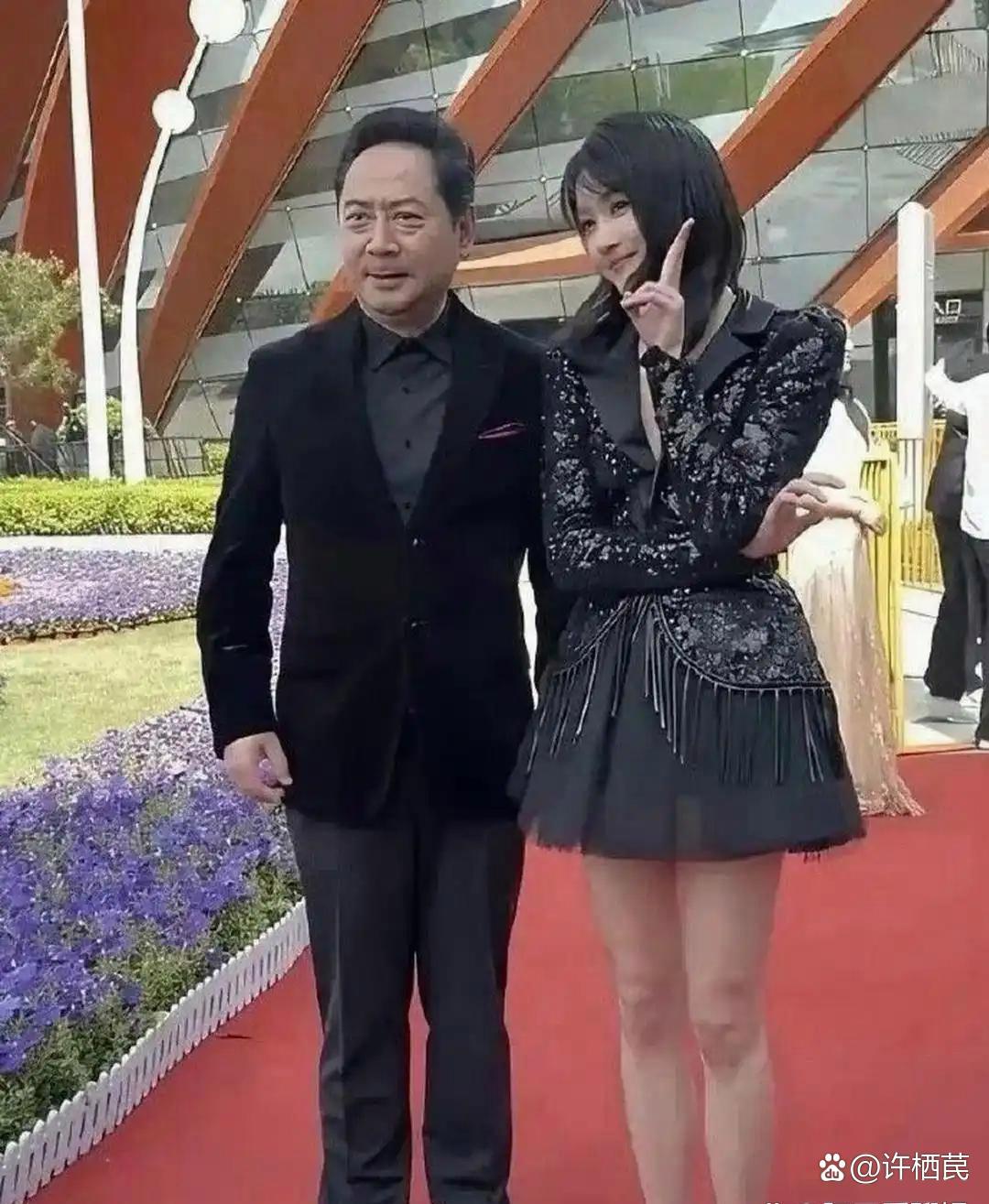 关晓彤这下估计犯难了，到底是躲开好，还是不躲开好