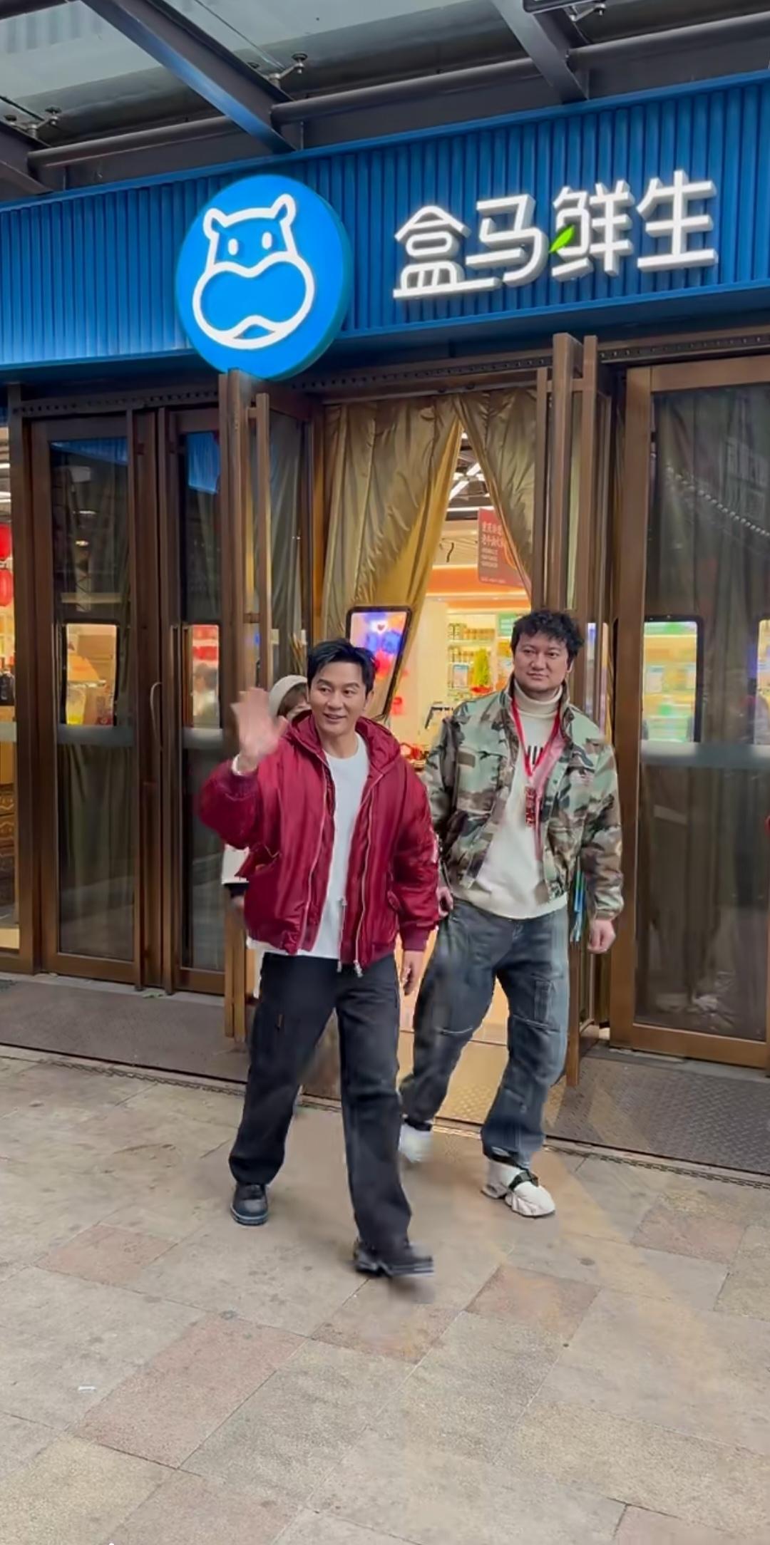 李晨，红色夹克洋气，时尚，减龄。