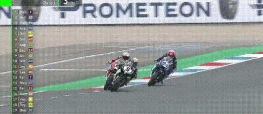 这哪里是比赛，几辆车手围攻一个人！​其中的5号车手还向53号的张雪机车的法国车