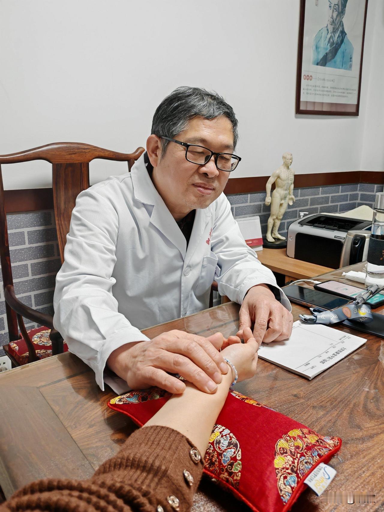 你认为中医是科学还是不科学的呢?中医所依赖的阴阳五行不仅不是科学而且是可怕的