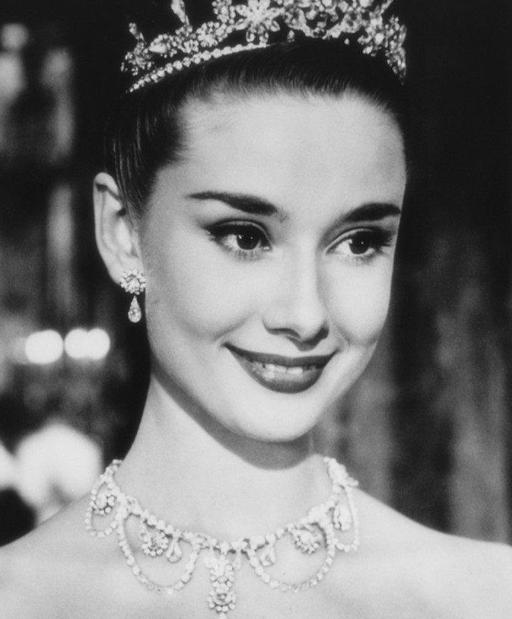 1993年，奥黛丽·赫本身患癌症。弥留之际，有过3任丈夫的她却将蓝颜知己纪梵希叫