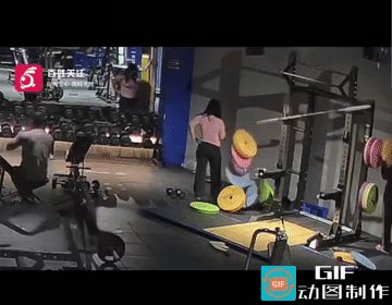 “太吓人了!”辽宁锦州，一家24小时自助健身房内，一名男子在单边卸下杠铃片时，器