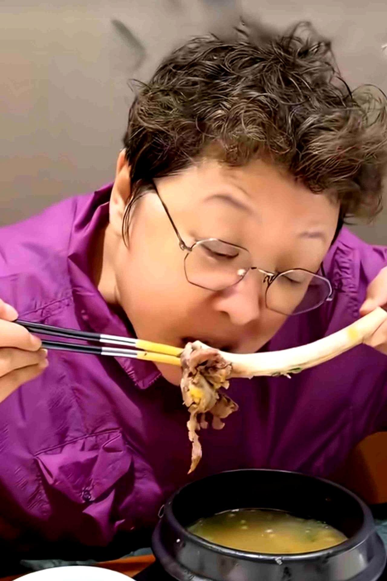 看短视频刷到那一幕时，韩红端坐不到三秒，身子歪着、腿还晃，筷子叮当作响，屏幕里的