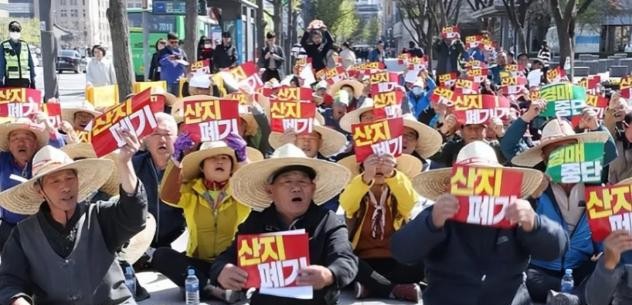 韩国抵制中国白菜事件韩国曾抵制中国白菜，称宁可饿死也不吃。这场抵制源于韩