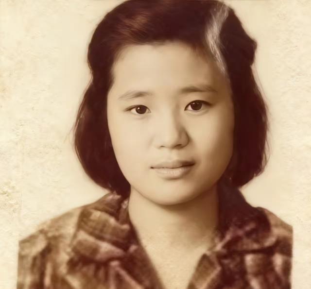 下面三张图:第一张是蔡孝乾小姨子情妇马雯娟的真实样子,就是这个女人,间接导致了台