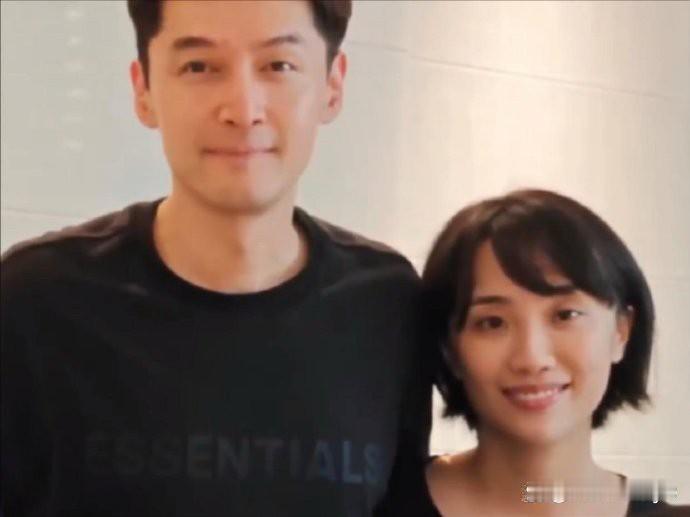 胡歌正式公开老婆照片。听说是胡歌之前的助理，真是近水楼台先得月啊！