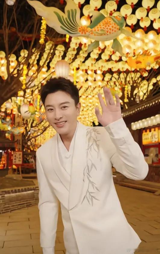 贾乃亮出席晒年夜饭是一家四口一起过的，女儿甜馨也在身边，不过眼尖的网友可以看出拍