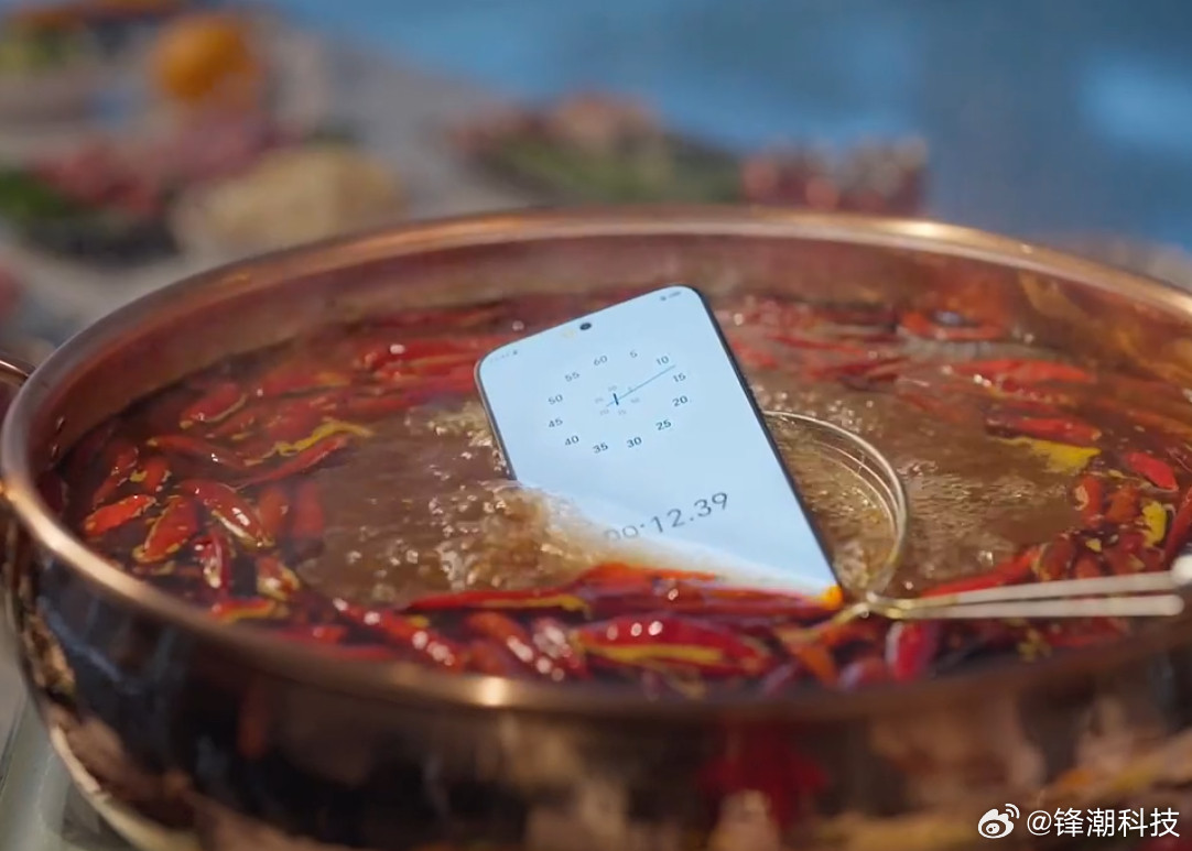 拿手机涮火锅......