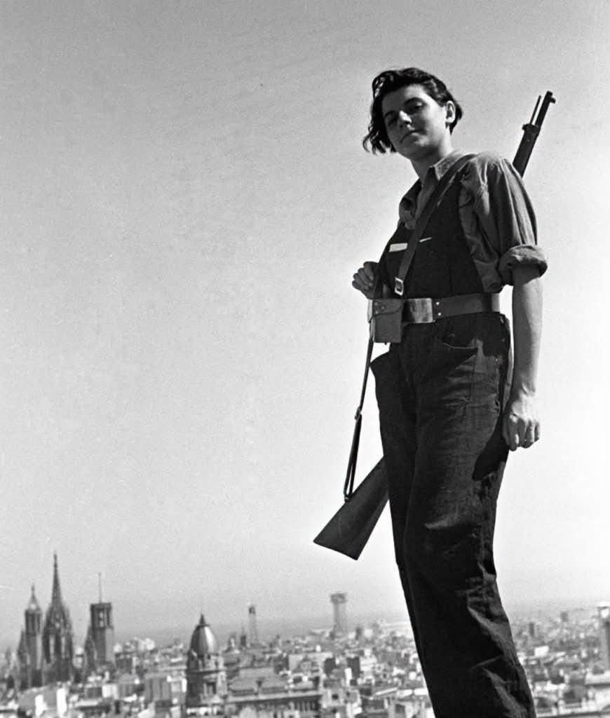 这张照片完美得几乎不像真的……巴塞罗那，1936年7月。一位持枪的年轻女子站在科