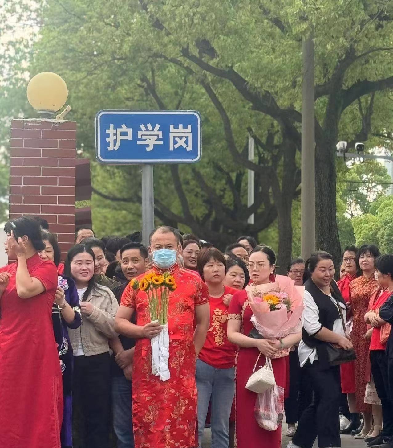 我小姑子高考，我婆婆和我公公带着我2岁的女儿，3个人都穿着旗袍去助威了小姑