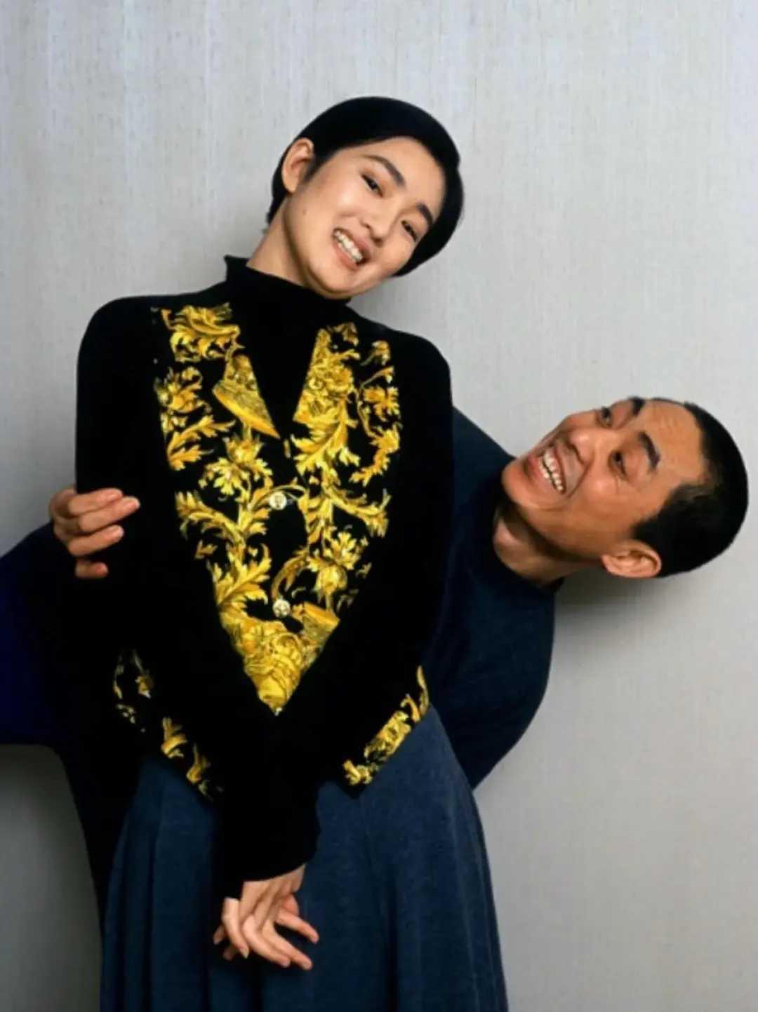 该说不说，张艺谋跟巩俐才是真的生理性喜欢吧！从这张照片就可以看出来，他看向