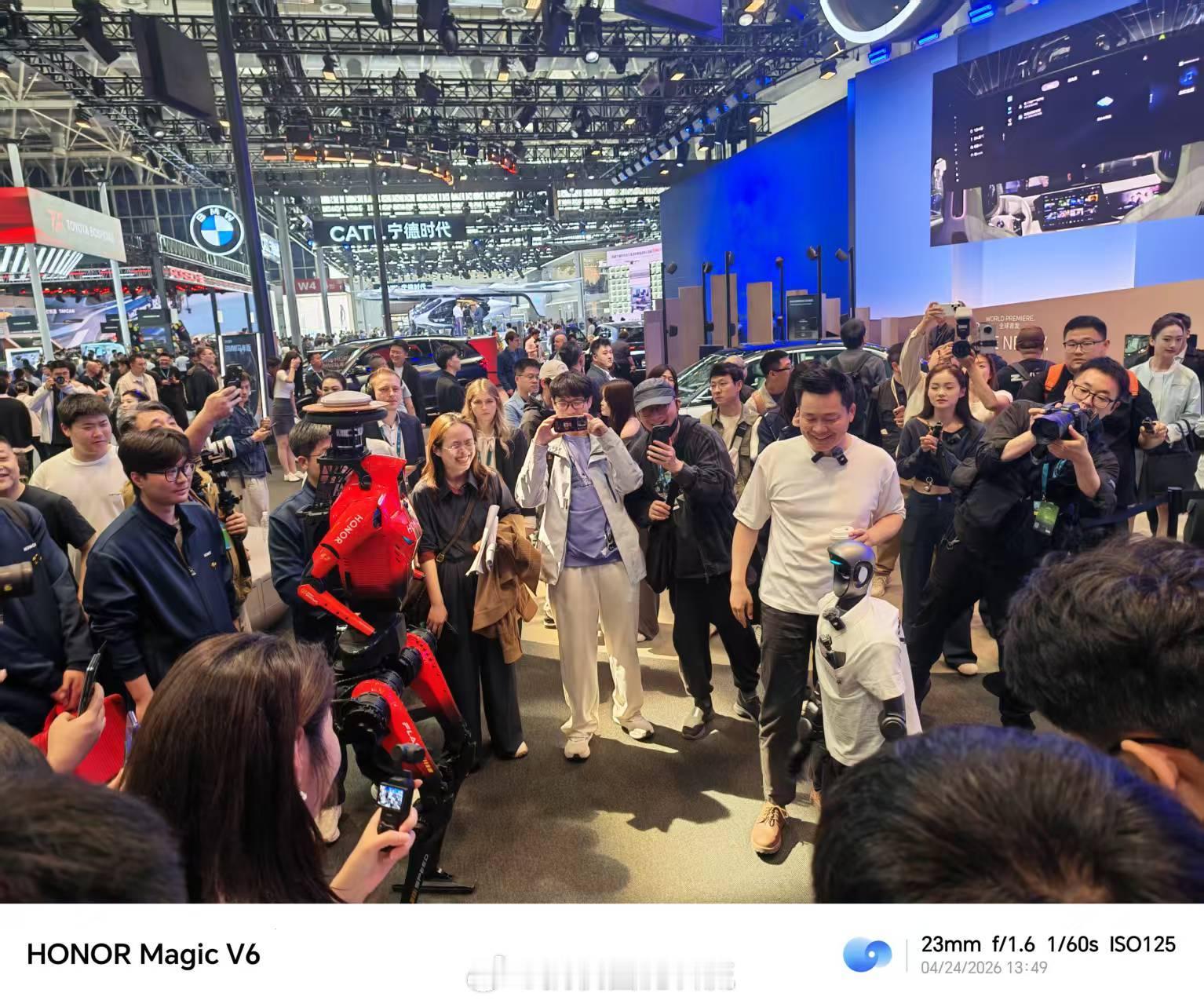 荣耀机器人跑完马拉松又来当车模荣耀机器人可够忙的…有种鸡排哥做完你的做你的感觉