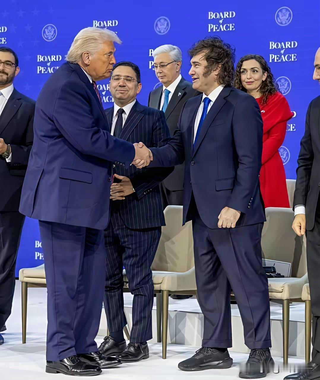 看照片才发现，堂堂一个国家领导人，在一个如此重要的外事活动中，穿着打扮也是比较随