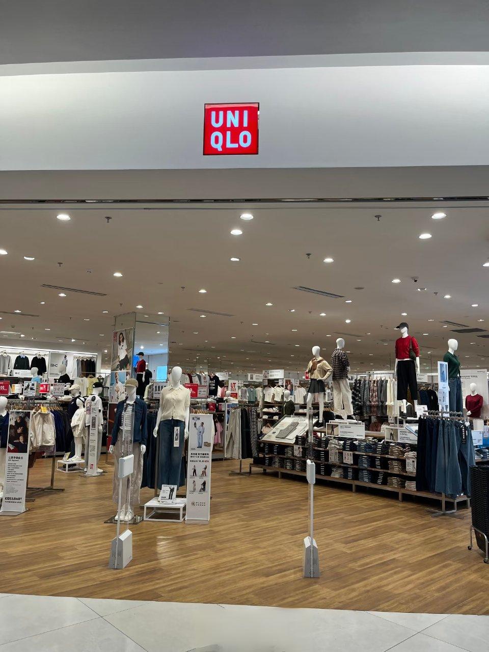 最近优衣库的一个操作让不少人炸了锅，居然有门店为了防盗，让员工偷拍顾客，甚至还下