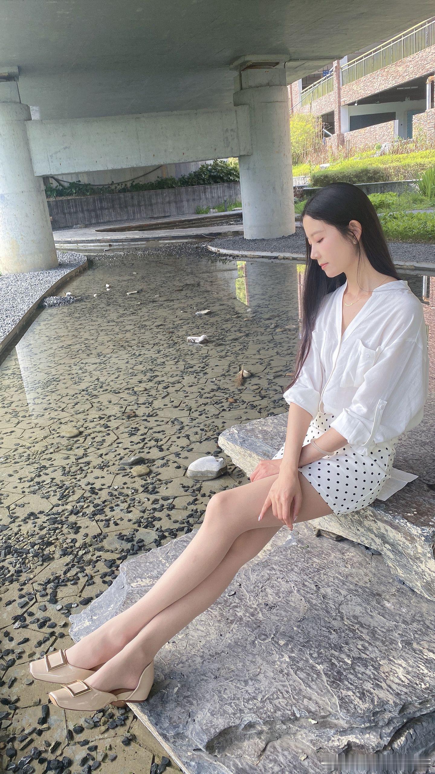 波点白裙与丝袜的完美穿搭~