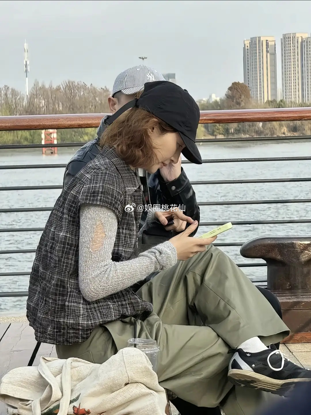 金晨在上海被偶遇，体态超赞，背着布袋子十分低调。单看背影，优越的身材曲线尽显，引