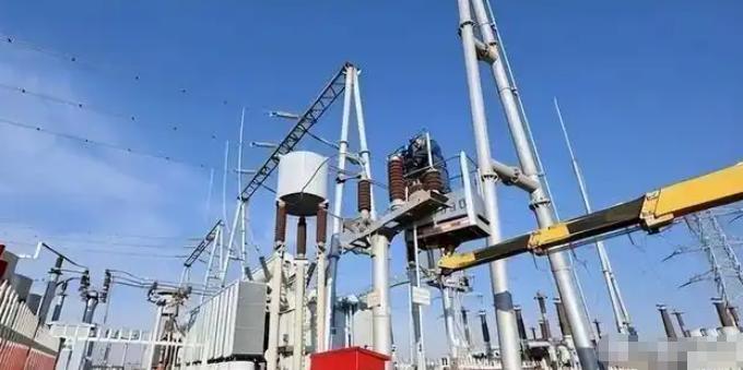 马斯克随口一说，把全球都点透了：眼下大伙儿疯抢的压根不是什么顶尖芯片，而是咱中国