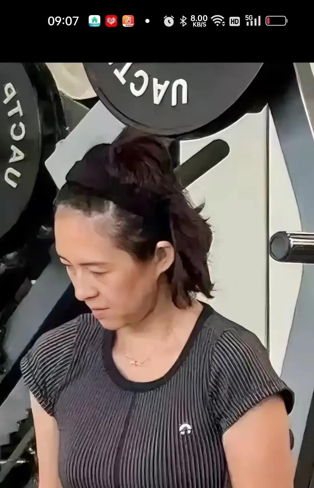 最近刷到章子怡的近照，那种从骨子里透出来的疲惫真挺让人唏嘘，现在的她眼神里总是带