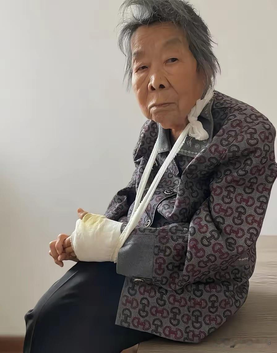 中秋节，我们养老院没有一个老人被接走，我问护工为啥，她说了一句大实话我在养老院做