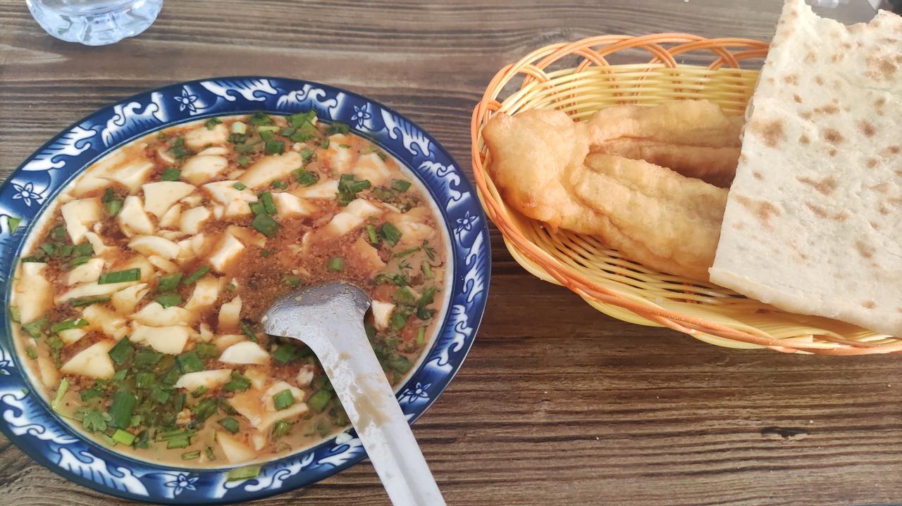 我的午餐：一碗老豆腐，一根油条，一角饼。猜猜多少钱，小县城物价。