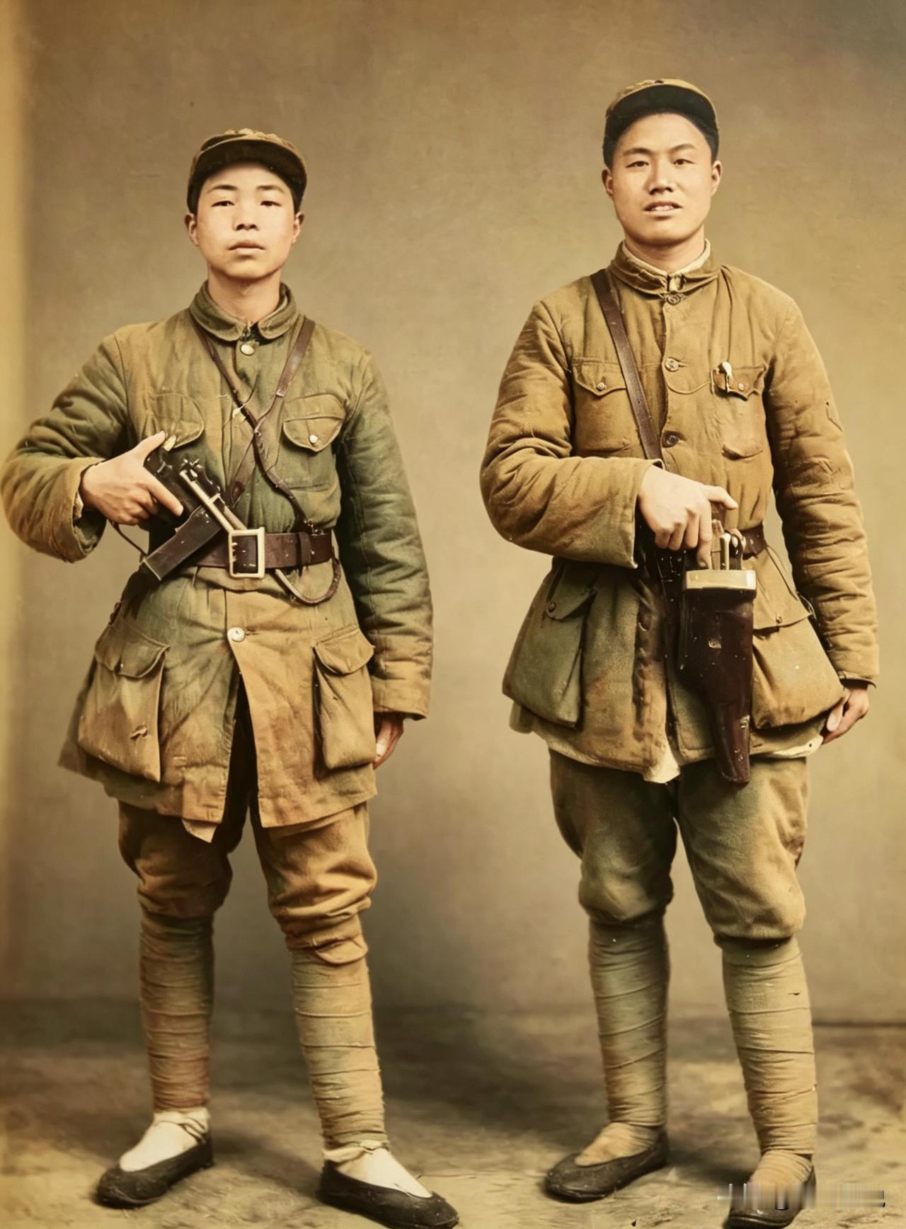 不要再搞错了，其实这两名解放军战士都是首长的警卫员，并不是基层的指挥员，照片中的
