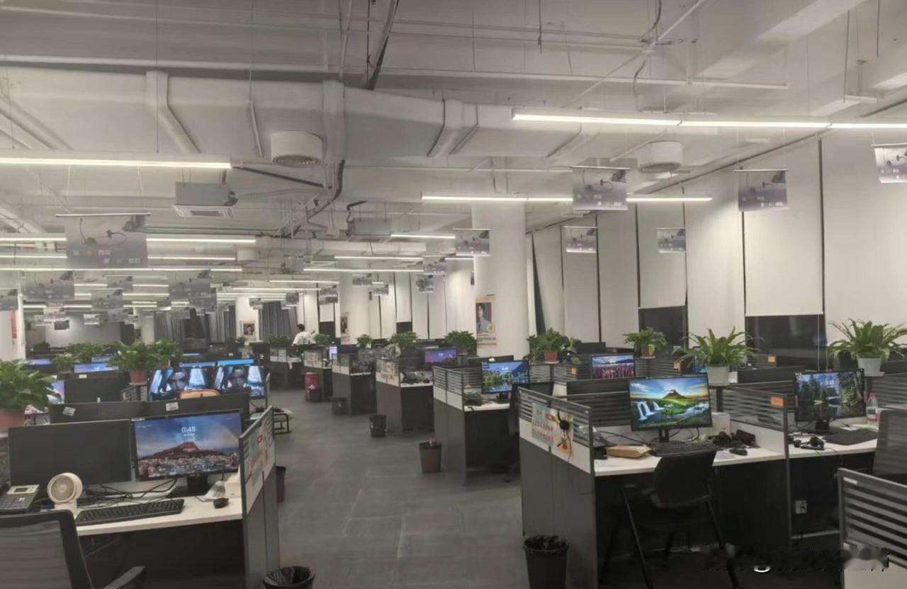 朋友在重庆当客服经理，今年29。他最近头疼得很，说手下的在线客服换人比翻书还快，