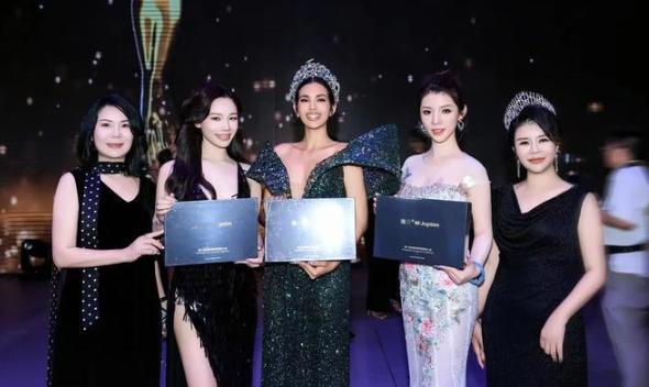 不得不说，环球小姐比赛真令人看不懂。 曾几何时，它是全球瞩目的美丽盛宴，如今