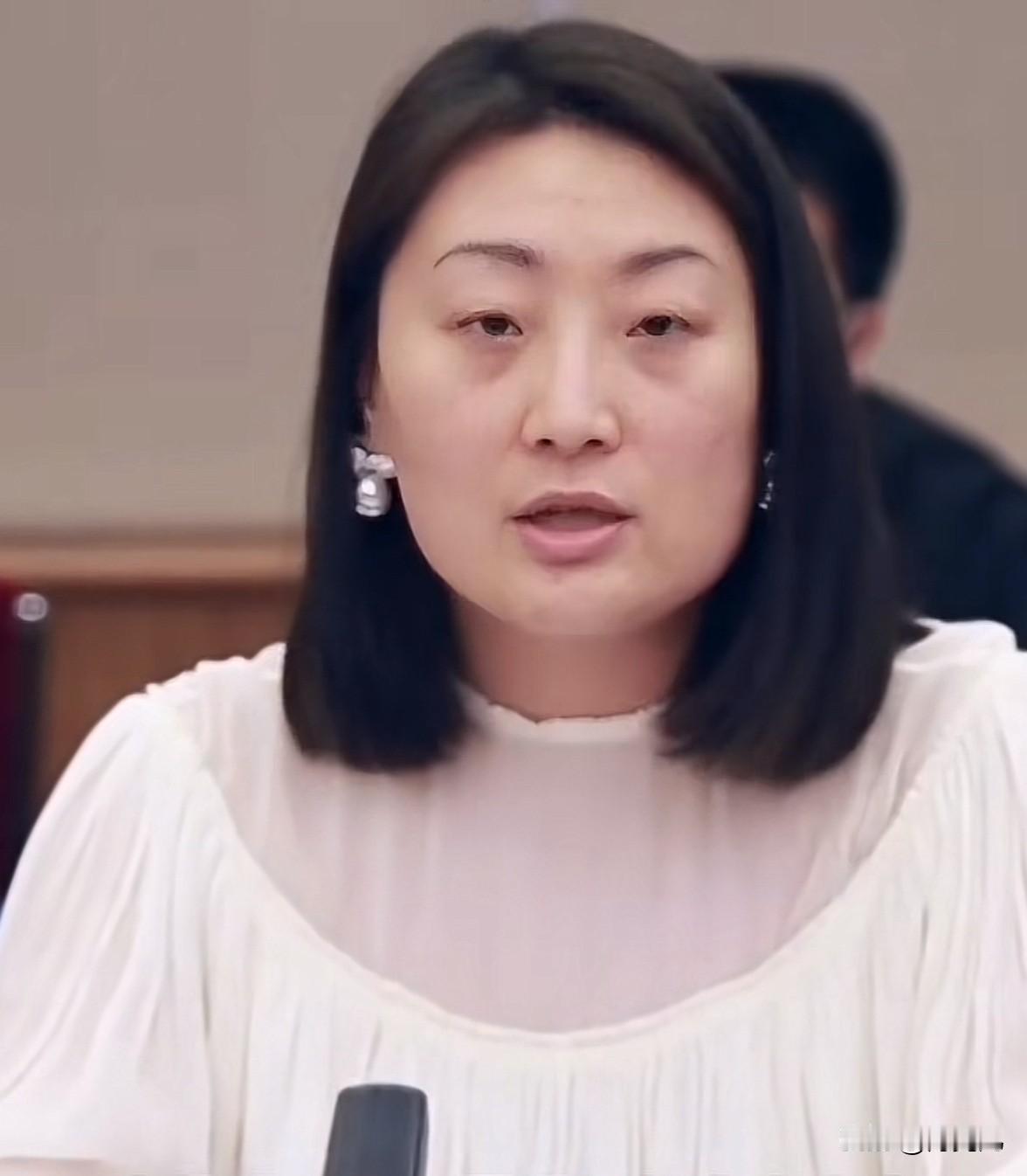 一个宗馥莉，一个孟晚舟都是国泰民安的脸型，重要开会就素颜，衣着也淡雅，平时