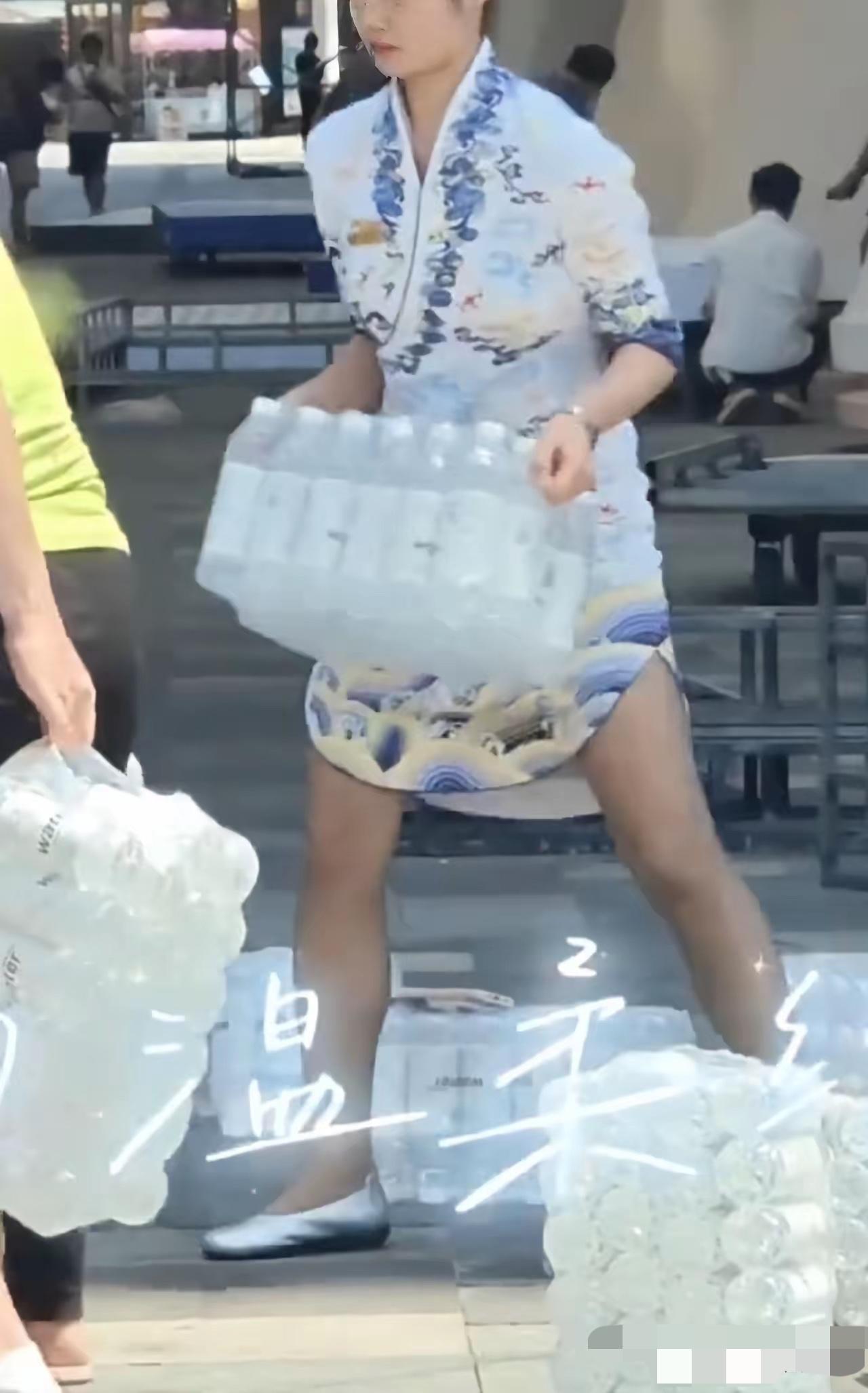 海航空姐悄悄火了，她自己都不知情！这才是最动人的善良谁能想到，三亚酒店门口的一