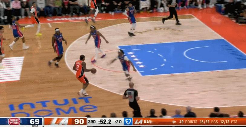 小卡在34岁的年龄下，面对面对东部第一活塞队，居然砍下55分，单节26分太过恐怖