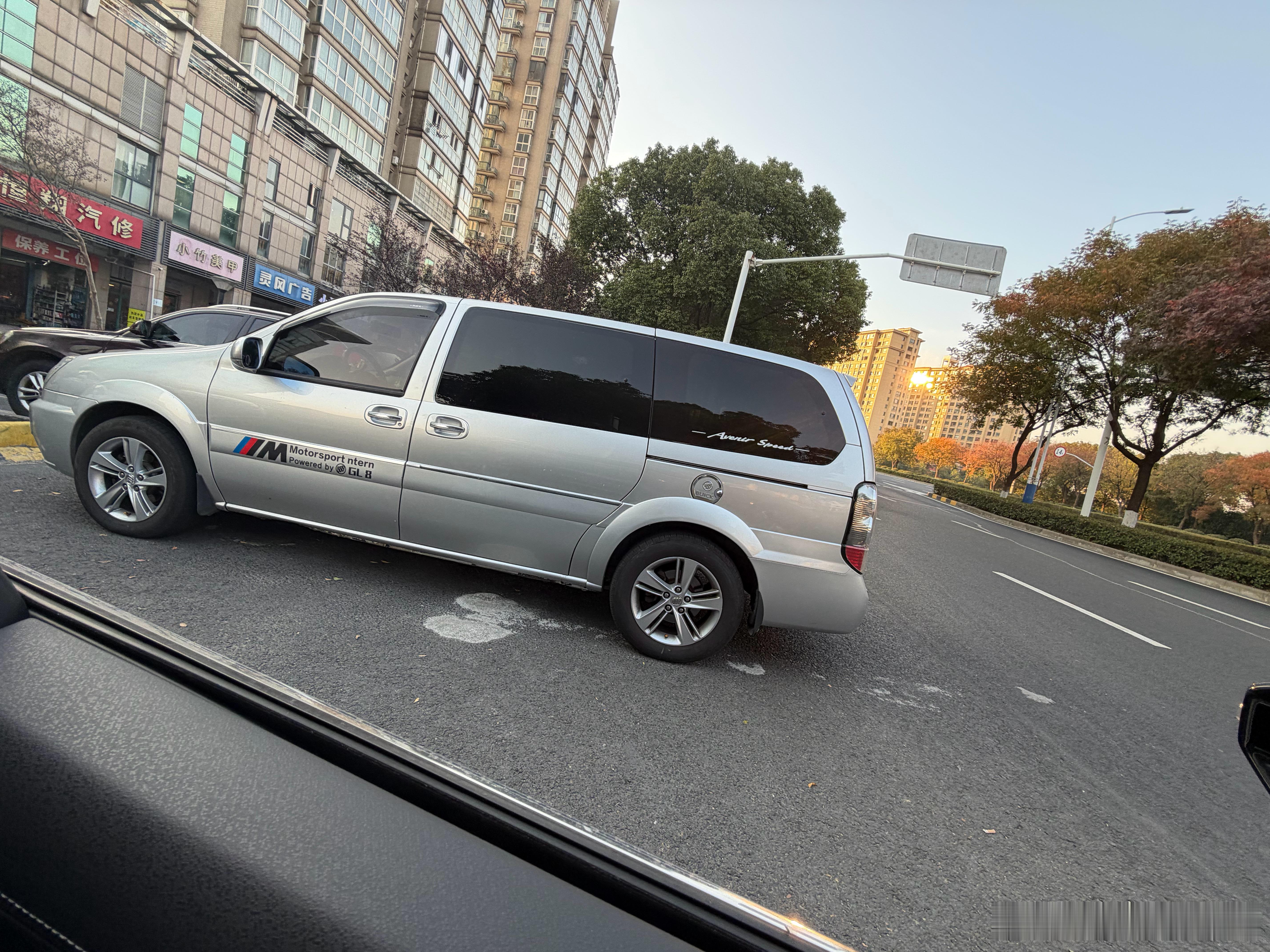 同品牌升级轮毂真是个挺好方案，这老gl8装个君威轮毂，一点不违和