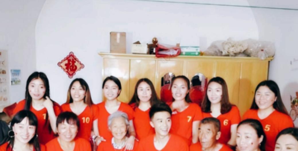 山西一对夫妻，生了11胎全是女儿，丈夫眼看妻子生不出儿子，无奈决定放弃，谁料，1