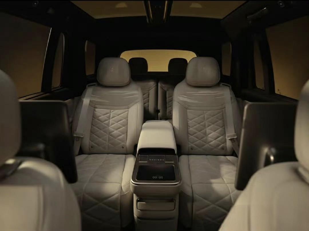 蔚来ES9通道布局和中岛布局，选哪个？总感觉，如果是家用，座椅中间有个通道还是