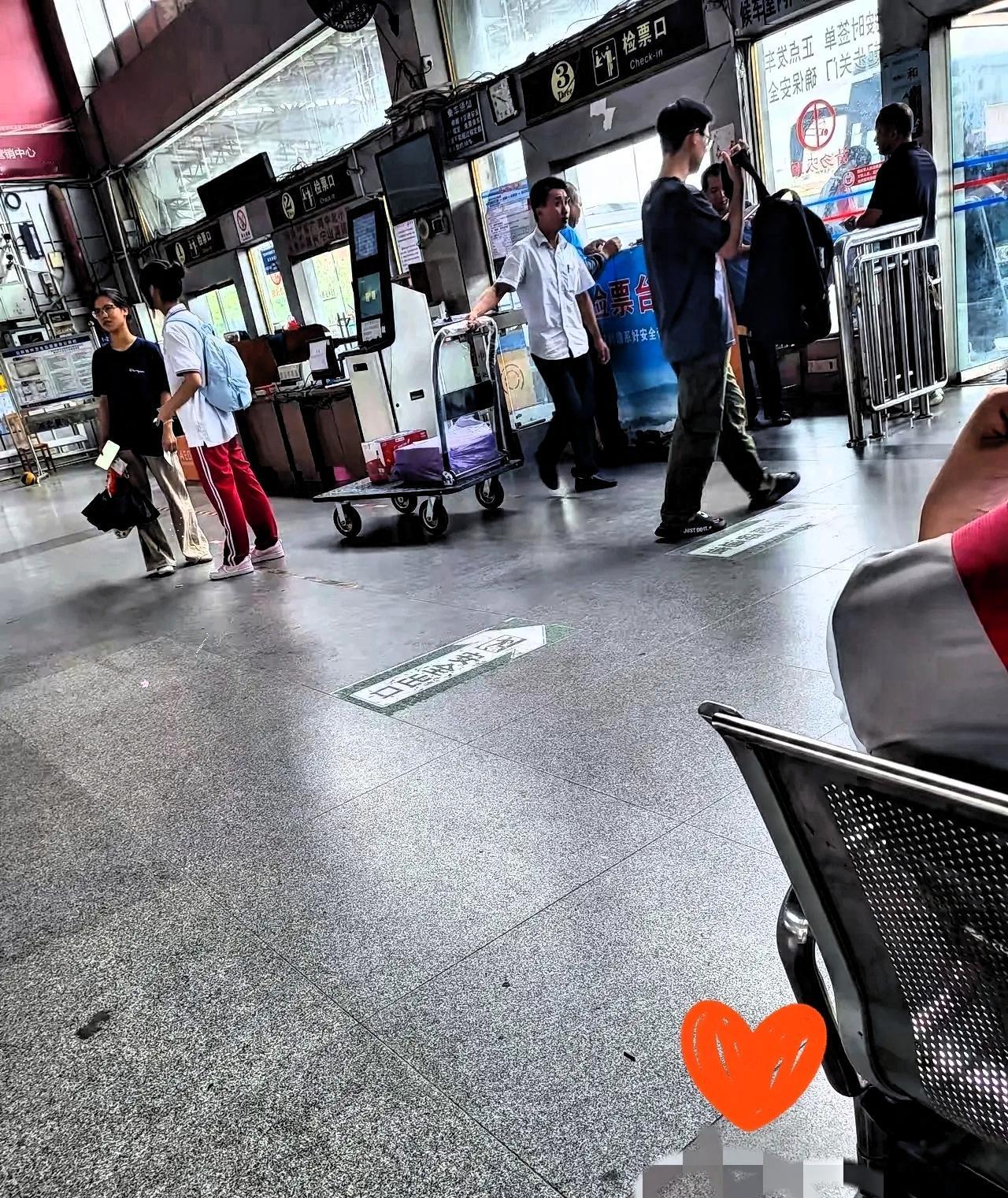 为了防止境外势力煽动躺平洗脑，建议烟草局、电网、两桶油、三甲医院icon、国铁i